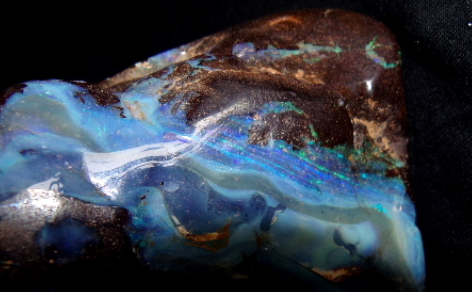 Boulder opál Austrália